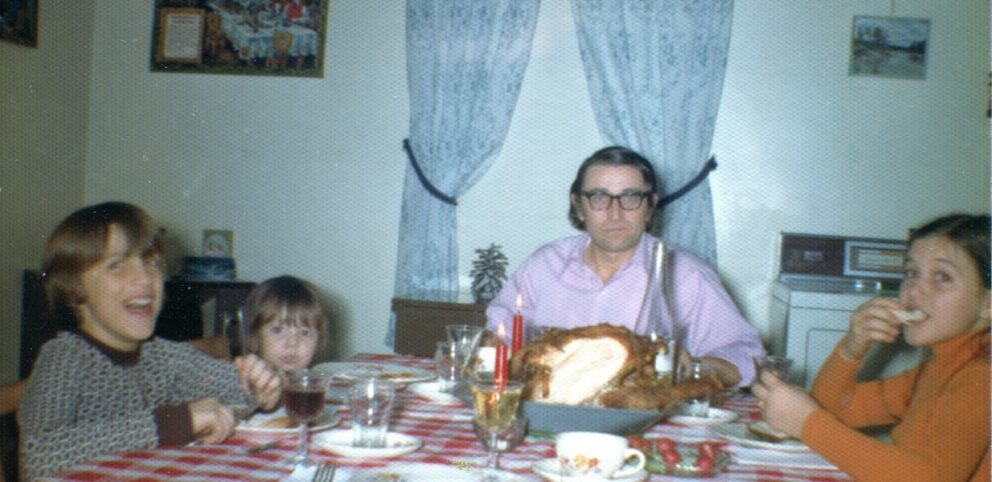Photo d'un repas familial à Noël.