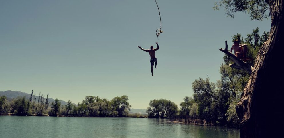 Un homme lâche prise d'une corde comme le pardon invite à lâcher prise.