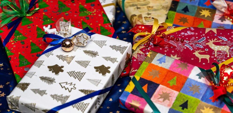 Cadeaux de Noël enveloppés.