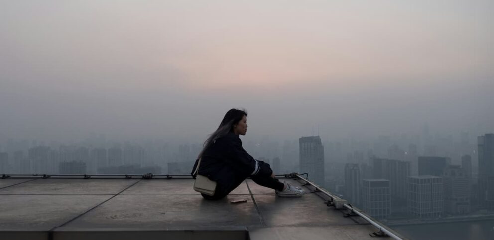 Femme contemplant au loin en état de Béatitudes.