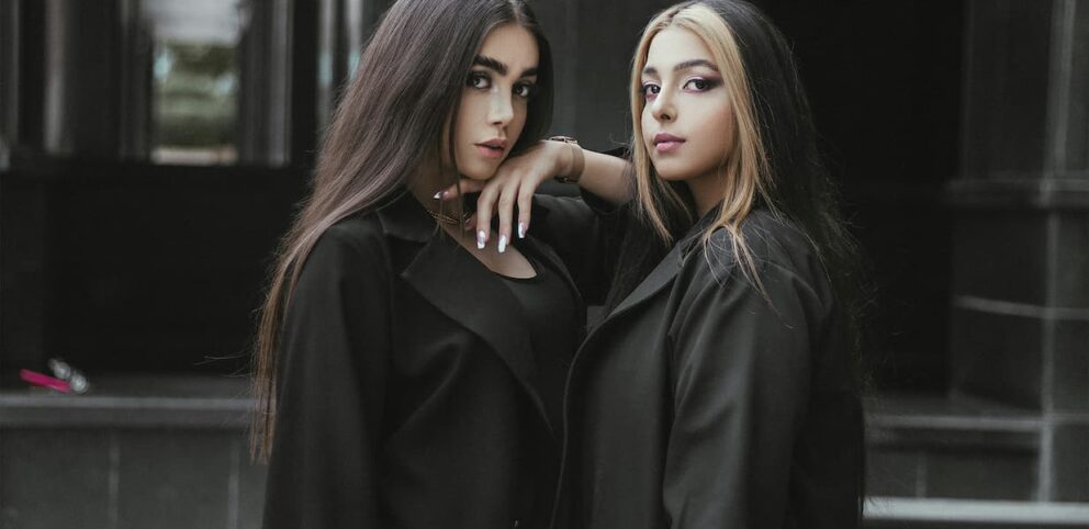 Deux soeurs qui semblent être en conflit.