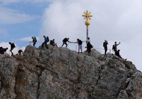 Personnes au sommet d'une montagne, endroits où les Béatitudes ont été prononcées.