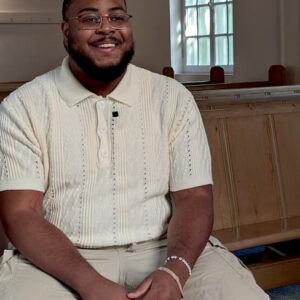 Laurick, un jeune qui va à l'Église aujourd'hui.
