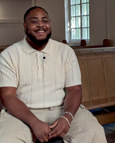 Laurick, un jeune qui va à l'Église aujourd'hui.