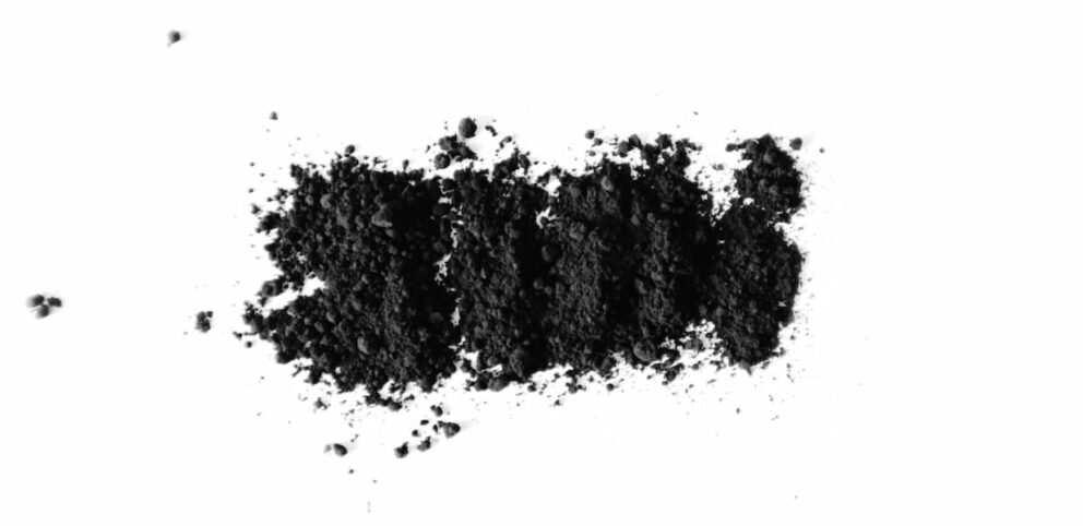 Préparation de cendres pour le mercredi des Cendres.