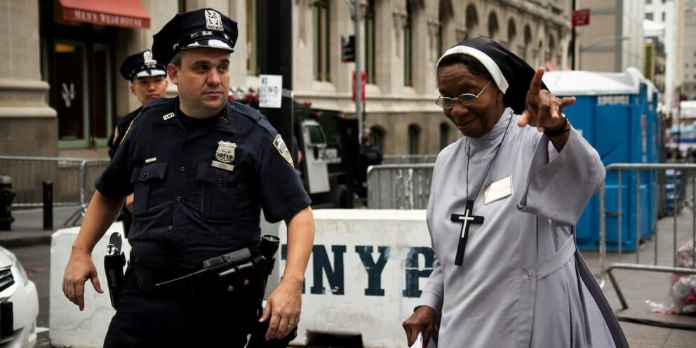 Une religieuse qui confronte l'autorité militaire.