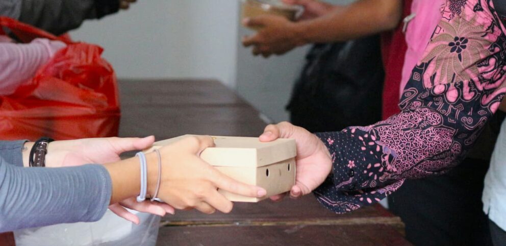 Deux femmes partagent, symbole d'engagement social.