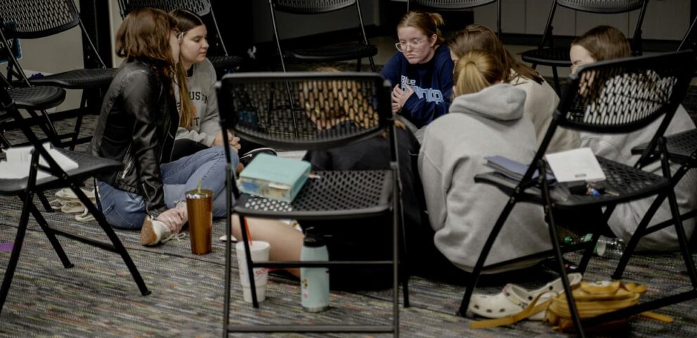 Jeunesse qui représente l'avenir de l'Église.