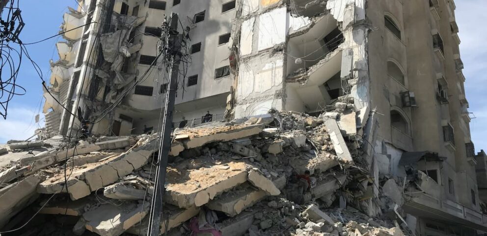 Photographie de la destruction d'un édifice au Moyen-Orient.