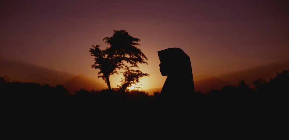 Femme voilée souffrant d'islamophobie.