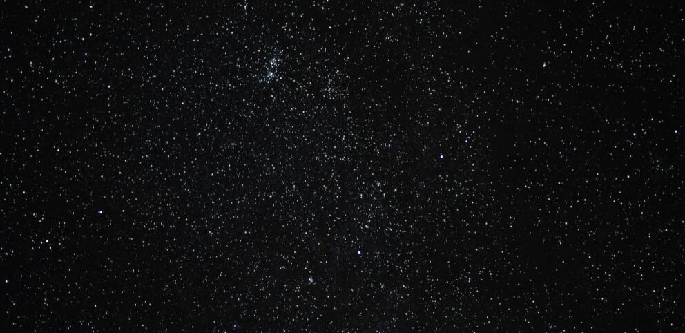 Nuit étoilée représentant la pluralité religieuse.