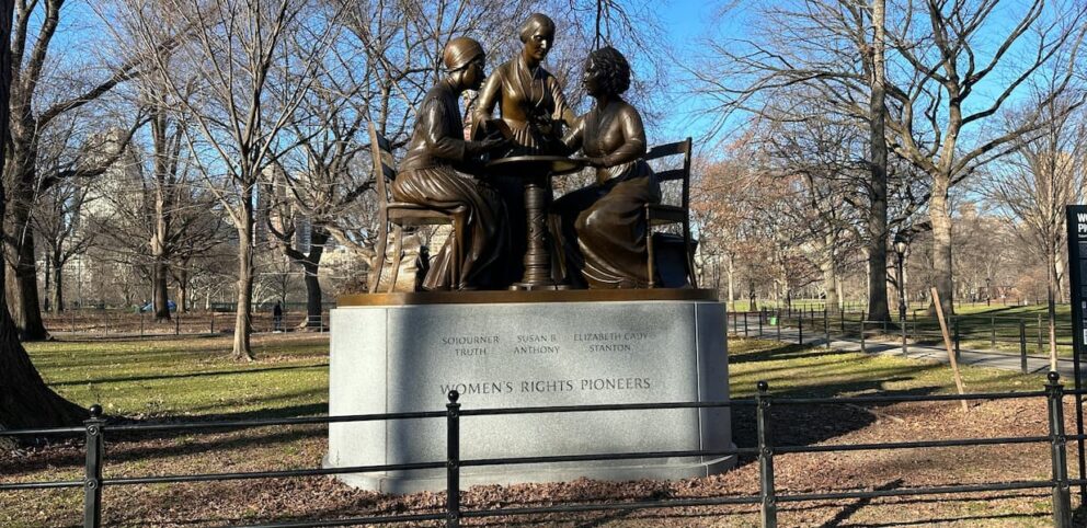 Statue de pionnières du droit des femmes.