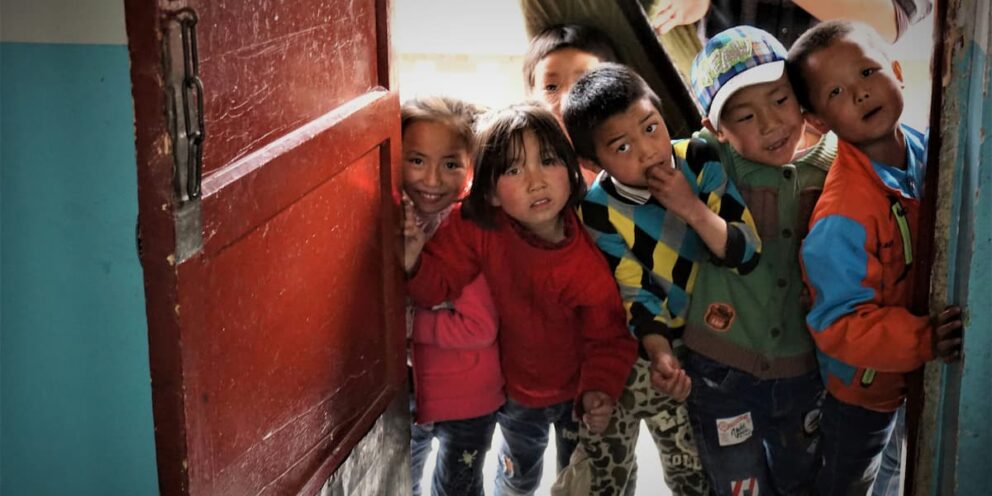 Enfants réfugiés demandant d'être accueillis.