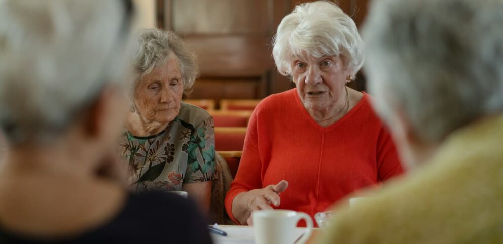 Femmes qui vivent leur foi autour d'un café.