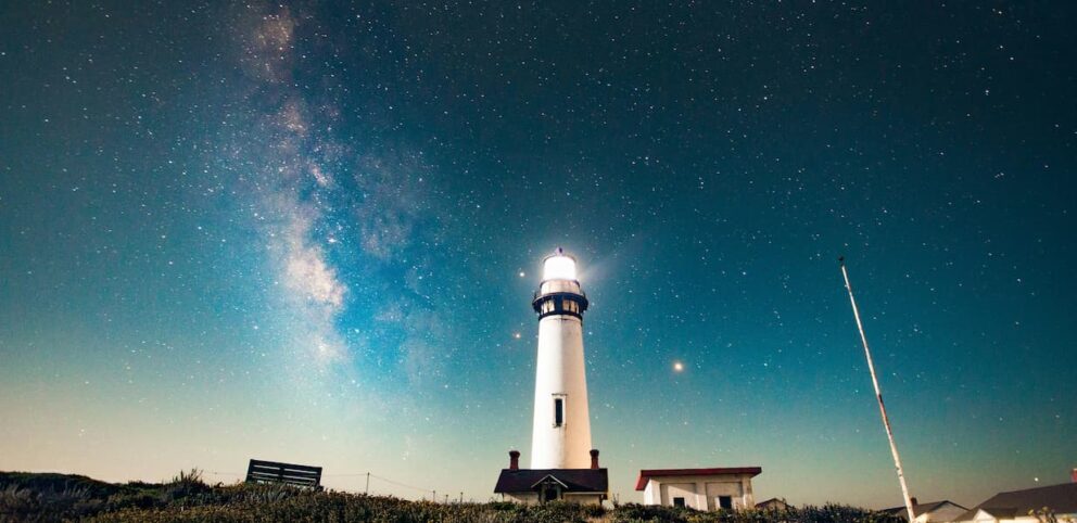 Phare qui éclaire la nuit, symbole de vérité dans notre société.