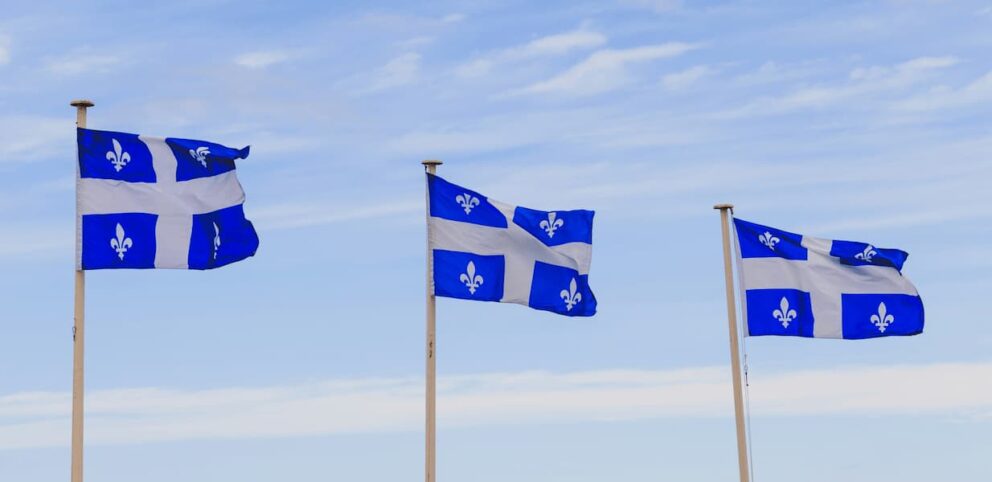 Drapeaux du Québec qui flottent à la Saint-Jean.