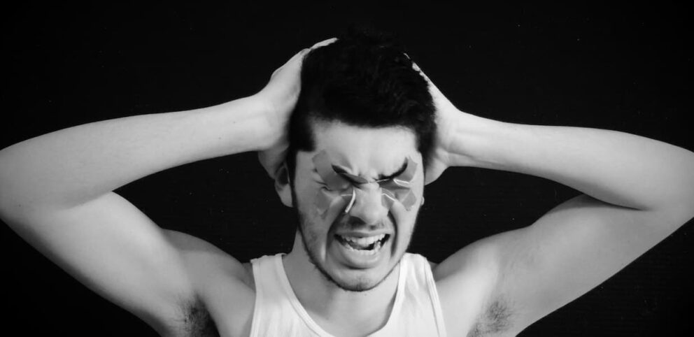 Un qui croule sous la pression qui mène à la procrastination.