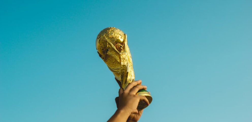 Trophée de la Coupe du monde FIFA, symbole du nationalisme.