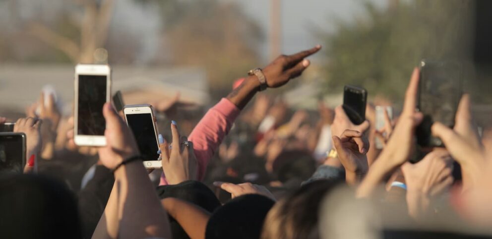 Gens qui utilisent leur téléphone pour les média sociaux.