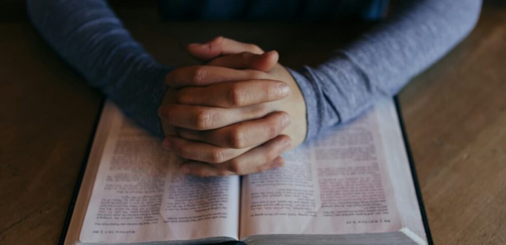 Photo d'une Bible pour la section de la foire aux questions.