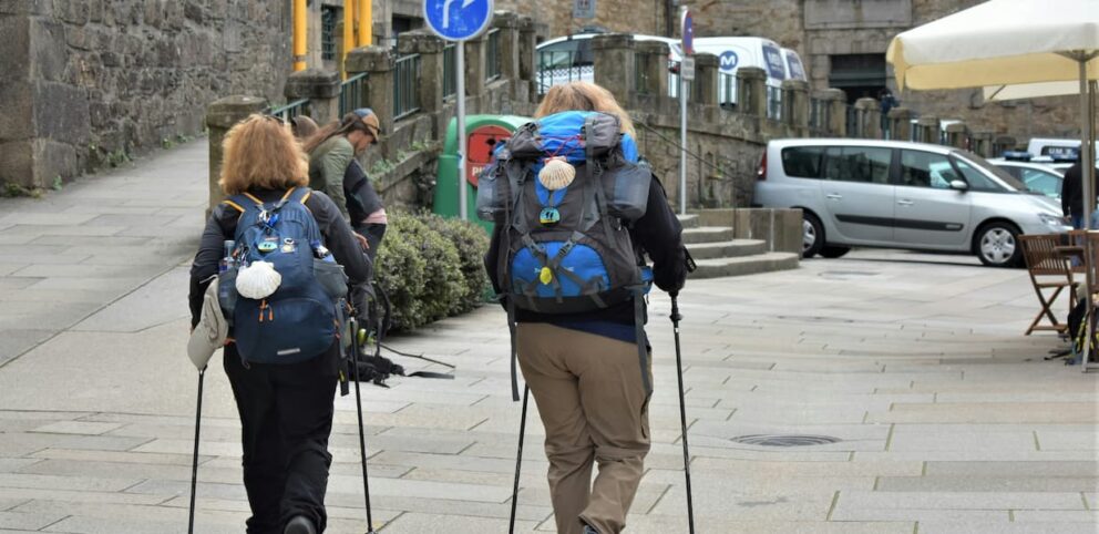 Deux femmes durant leur pèlerinage vers Saint-Jacques de Compostelle.