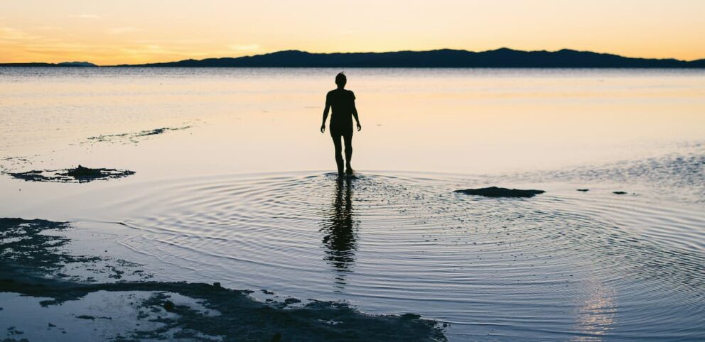 Un personne qui marche sur l'eau.