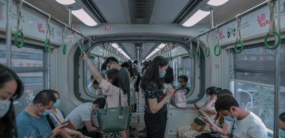 Les gens regardent leur cellulaire dans le métro, un manque de politesse. manque