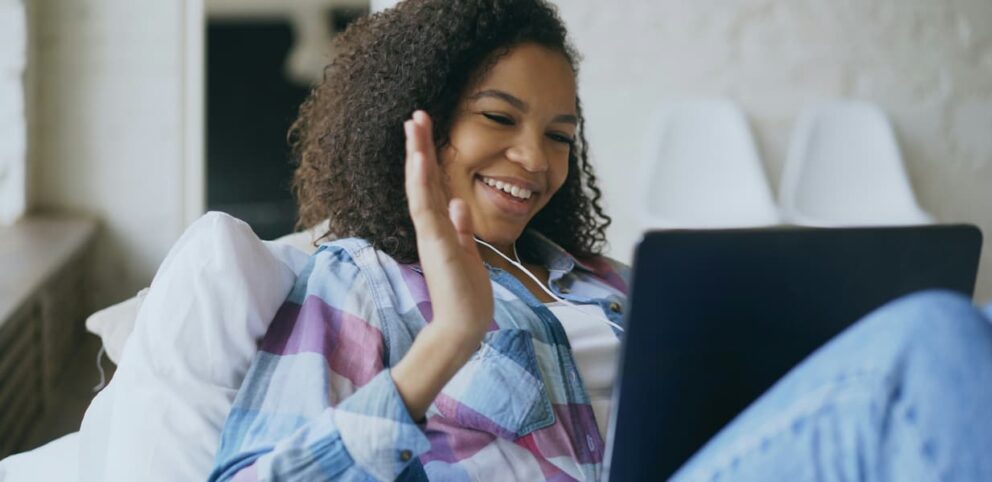 Femme qui entretien une amitié sur internet.