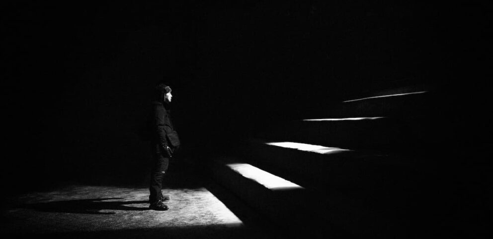 Une personne prête à changer devant un escalier.