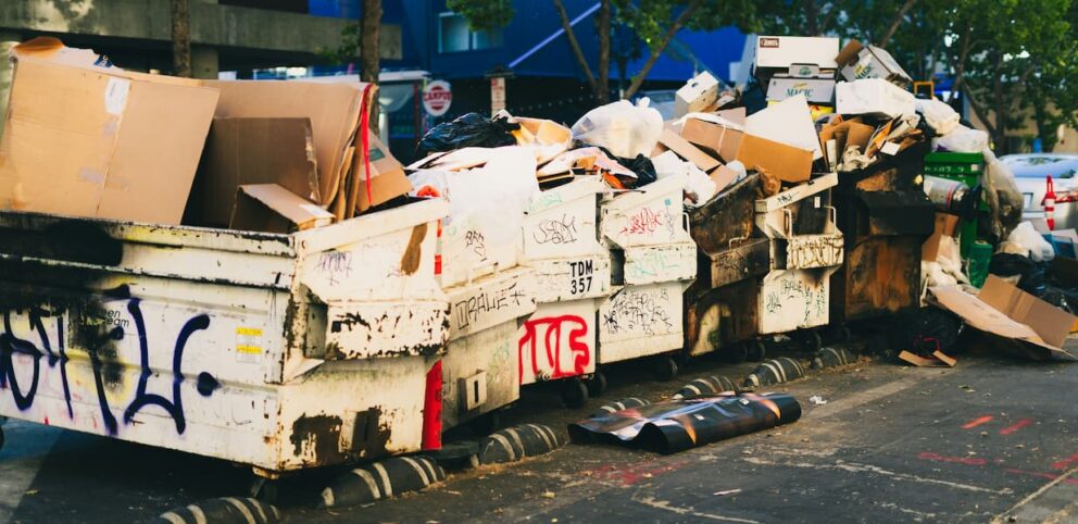 Déchets créés par la surconsommation.