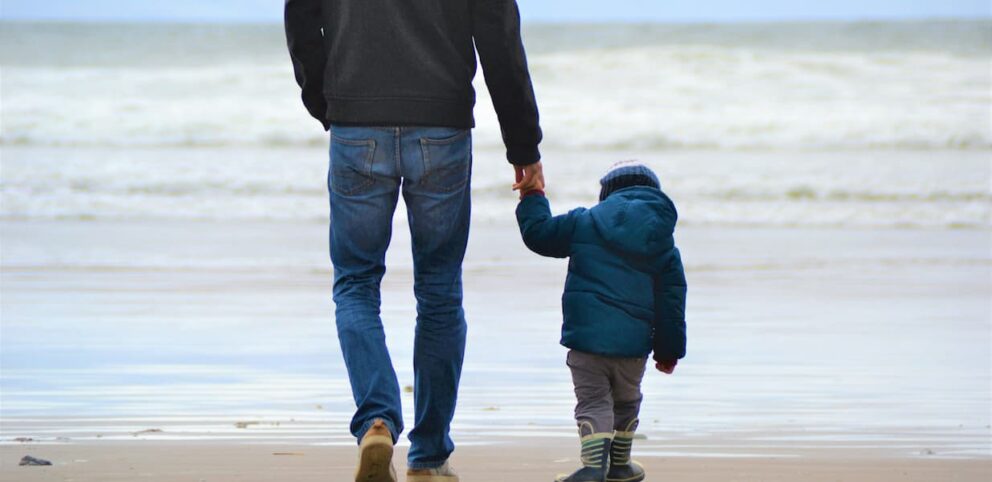 Un père qui est un modèle pour son enfant.