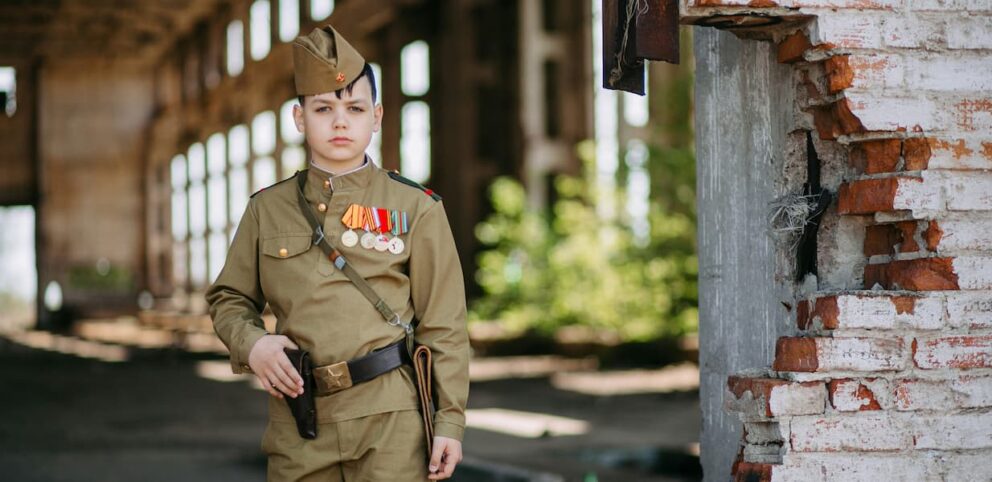 Un enfant soldat, une autre forme de travail forcé des enfants.